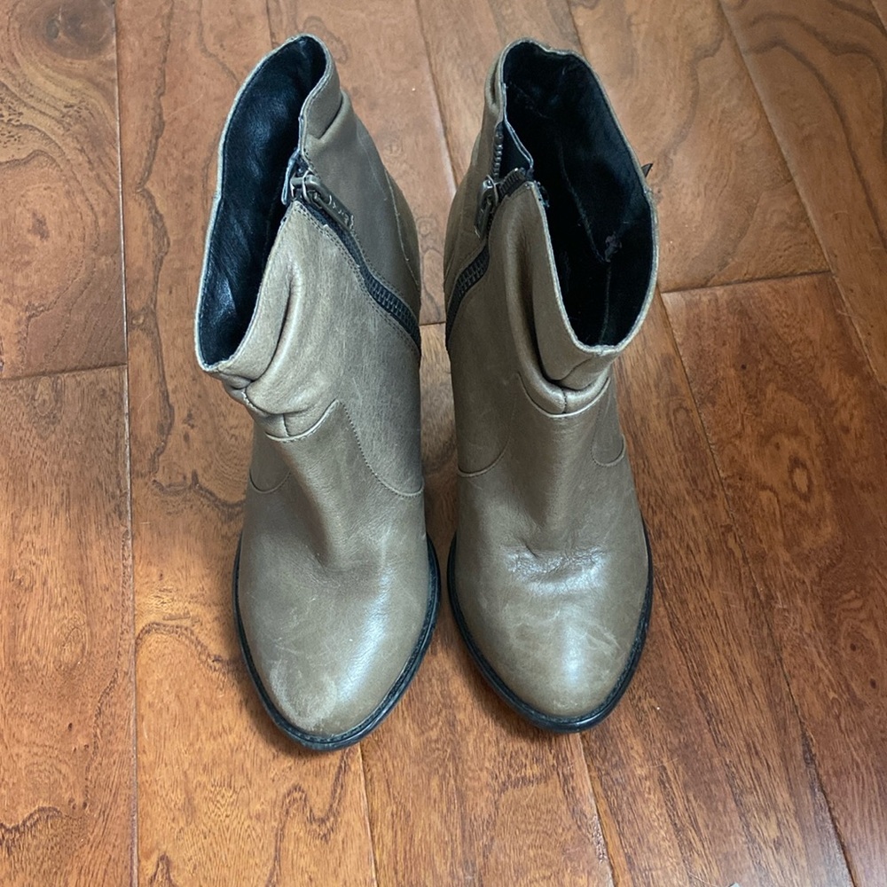 Harley Davidson grey heeled leather booties  in 6.5